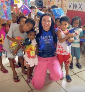 Cláudio Carvalho faz doações de brinquedos para várias instituições no dia das crianças