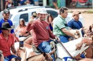 Uma multidão acompanha Prefeito fernando Pessoa em cavalgada no povoado Arroz