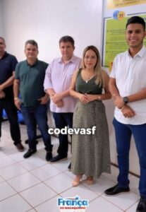 Prefeita França do Macaquinho garante três tratores para Santa Luzia