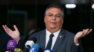 De saída do Senado, Dino quer fim da aposentadoria compulsória a juízes e militares
