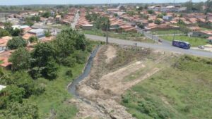Prefeitura de Santa Inês intensifica limpeza de bueiros e áreas de córregos para preparar a cidade contra alagamentos no inverno