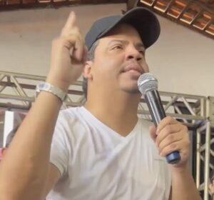 VÍDEO: Usando relógio de quase R$ 100 mil, prefeito de Pinheiro se orgulha da pobreza no município