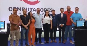 Juscelino Filho entrega computadores pelo programa do inclusão do Governo Federal para Escolas de Tuntum