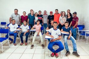 Fernando Pessoa entrega escola recuperada em povoado de Tuntum após ser recebida em péssimo estado