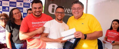 Prefeito Tratorzão e secretário Clodomirzinho entregam tabletes e fardamento a ACS
