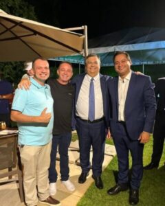 Flávio Dino comemora aprovação para STF cercado de amigos pessoais na residência do senador Weverton