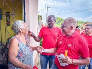 Zé Martins é recebido com entusiasmo por apoiadores durante agenda no Ferro de Engomar, em Bequimão