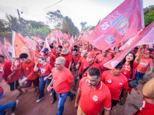 Zé Martins é aclamado em Santana: #OndaVermelha invade a comunidade e recebe forte apoio popular