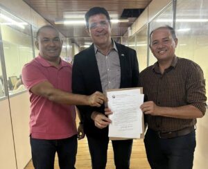 Didi do Pp acompanhado do vereador João Lago, em uma reunião com o presidente da CAEMA, Dr. Marcos Aurélio.