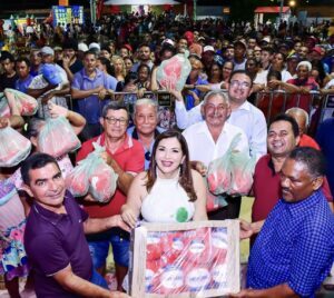 Anapurus: Prefeita Professora vanderly recebe aplausos de multidão durante a abertura do Natal Feliz