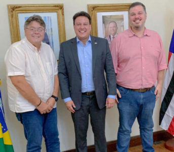 Tratorzão é recebido no Palácio pelo governador em exercício Felipe Camarão