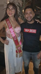 Paulinha Aguiar recebe faixa de Rainha dos Biquinis