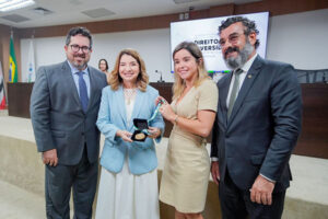 Iracema Vale é homenageada com maior comenda da Defensoria Pública