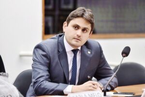 Juscelino corre o risco de ser tirado do ministério pelo próprio partido