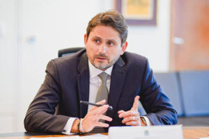 Juscelino Filho anuncia internet para 10.417 escolas do Maranhão