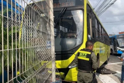 Ônibus invade calçada, bate em muro de supermercado e atinge pedestre na rua das Cajazeiras