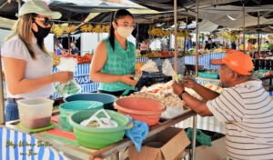 Secretaria de Assistência Social de Urbano Santos distribui máscaras e álcool em gel a feirantes do município