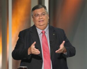 Deputado quer para Flávio Dino explicar decreto de armas