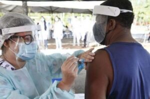 ESQUECIDOS OU IRRESPONSÁVEIS? Mais de 1,5 milhão de brasileiros não tomaram a 2ª dose da vacina