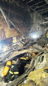 Bombeiros acham mais um corpo entre escombros no Rio Anil Shopping