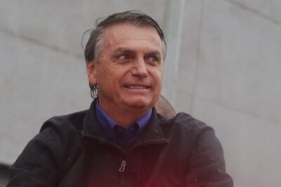 Bolsonaro dá entrada em hospital para ser submetido a cirurgia