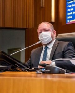 Othelino anuncia antecipação da primeira parcela do 13º salário da Assembleia