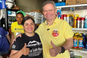 Rafael é aclamado pela população durante visita ao comércio em Timon