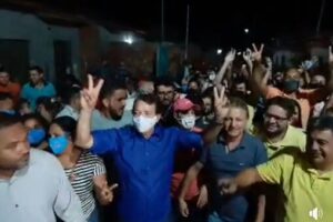 Prefeito de Chapadinha ignora os próprios decretos e promove tumulto e aglomeração, durante inauguração de asfalto na Rua do Sol