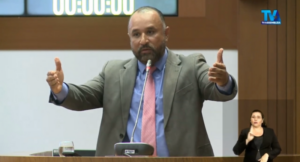 Deputado diz que Zé Olhinho foi usado para gravar toada contra governo