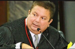 Desembargador derruba decisão e retorna prefeito ao cargo em Cândido Mendes