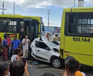 Vídeo: Carro é esmagado entre ônibus em acidente na Avenida Vitorino Freire