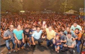Roberto Costa reúne milhares de mães com realização de prêmios na Praça da Saudade, em São Luís