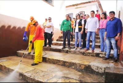 Edivaldo acompanha serviços de limpeza e de infraestrutura no Centro Histórico