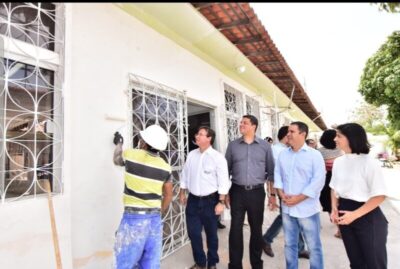 Edivaldo vistoria reforma do Centro de Saúde Genésio Ramos, uma das dezenas de unidades de saúde em reforma em São Luís