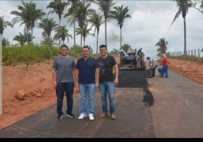 Erlanio Xavier e Glalbert Cutrim vistoriam obras em Igarapé Grande