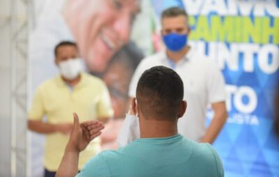 Neto Evangelista e Raimundo Penha conversam com moradores da Liberdade
