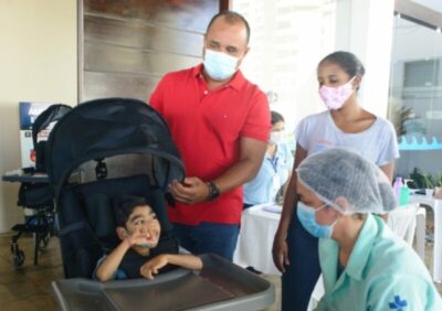 Roberto Costa dar continuidade a entrega de cadeiras de rodas especiais para a Casa de Apoio Ninar