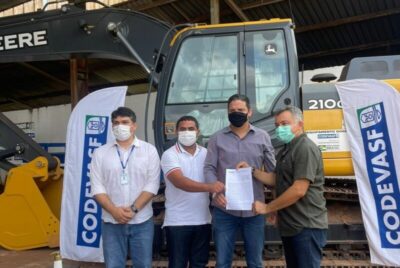 Prefeito Luciano recebe máquina escavadeira fruto de emenda parlamentar do Deputado Federal Cleber Verde