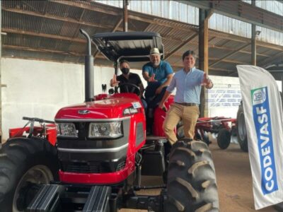 Brasília: Prefeito Luciano recebe trator agrícola fruto de emenda parlamentar do deputado Federal André Fufuca
