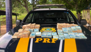 PRF apreende mais de meio milhão de reais durante abordagem em Peritoró