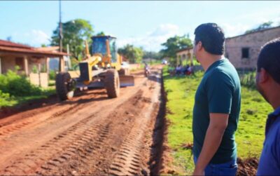 Prefeito Luciano Genésio acompanha obras de construção de estradas vicinais no povoado Vitória dos Bragas