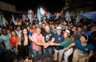 Othelino Neto é recebido em caminhada e comício com multidão de apoiadores em Vargem Grande