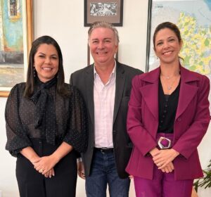 A Deputada Solange Almeida esteve em reunião com o Desembargador Froz Sobrinho, e a Juíza-Corregedora, Ticy Maciel Palácio.