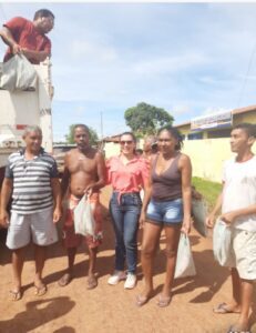 Letícia de Sibá distribui peixes em Bacurituba e garante mesa farta na Semana Santa