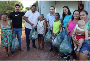 Ao lado de Vereadores, prefeito Aurélio da Farmácia distribui cestas verdes em povoados de Pio XII