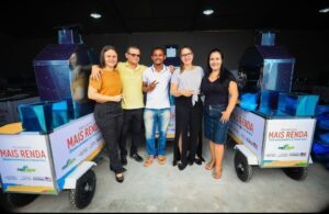 Deputadas Detinha e Fabiana Vilar entregam carros do Programa Mais Renda para pessoas carentes em São Luís
