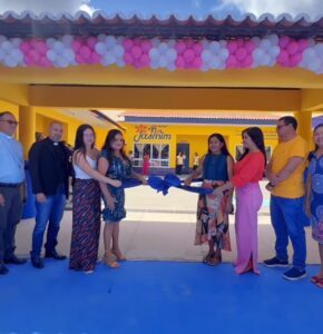 Deputada Fabiana Vilar participa de entrega de método comunicação para pais e professores da creche Flor de Jasmim em Zé Doca
