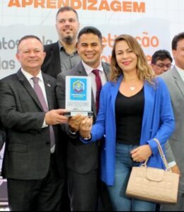Calvet Filho recebe homenagem Selo Prata, pela atuação na Educação