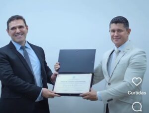 Em sessão solene na Câmara de Vereadores, Dr. Benjamim recebe título de cidadão açailandense