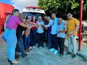 Acompanhada pelo prefeito Zé de Dário, Fabiana Vilar entrega ambulância em Centro do Guilherme